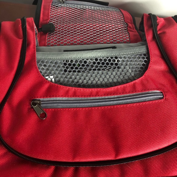 Heye’s pristine toiletry bag in bright red! - Picture 8 of 9